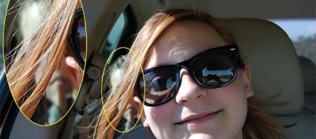 Menina tirava selfies no carro da mãe Menina tirava selfies no carro da mãe