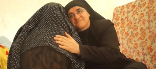 Schwester Hatune kümmert sich um Flüchtlinge (Screenshot) Schwester Hatune kümmert sich um Flüchtlinge (Screenshot)