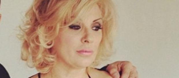 Tina Cipollari sbugiardata da Raffaella Modugno Tina Cipollari sbugiardata da Raffaella Modugno