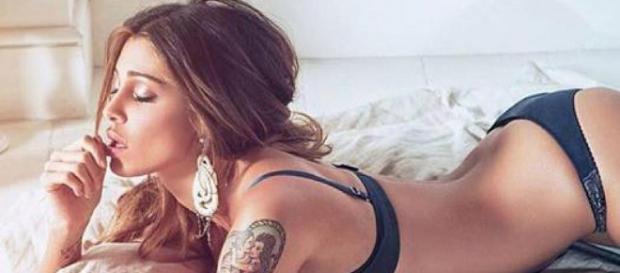 Uomini e donne, la figlia di Karina contro Belen Uomini e donne, la figlia di Karina contro Belen