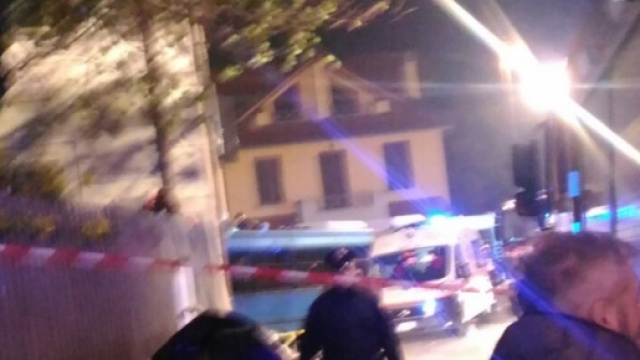 Busnago, autobus sfonda muro di un bar: 9 feriti