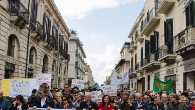 Reggio &egrave; scesa in piazza per il suo aeroporto - Foto di Marco Costantino