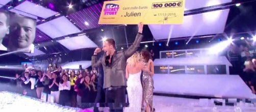 Julien a remporté le chèque de 100 000 euros, réservé au vainqueur (Capture NT1)