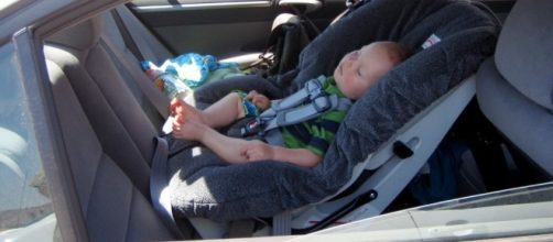 Lasciare un bambino solo in auto: ecco quando configura il reato di abbandono di minore