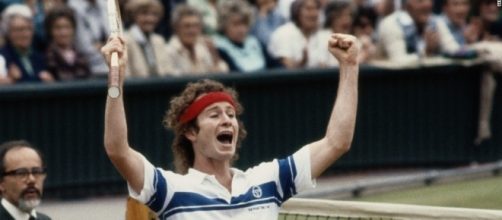 Un giovane John McEnroe trionfante a Wimbledon.