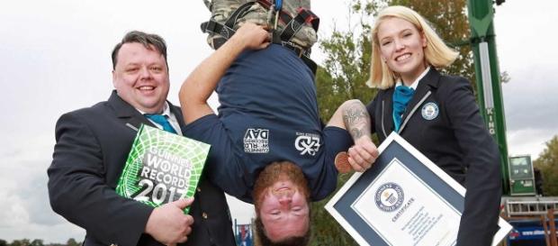 Craig Glenday et Sofia Greenacre, des Guinness World Records, avec Simon Berry © Matt Alexander Craig Glenday et Sofia Greenacre, des Guinness World Records, avec Simon Berry © Matt Alexander