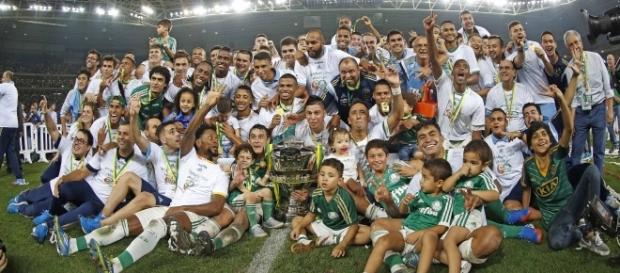 Elenco palmeirense comemorando a Copa do Brasil 2015 (Foto: Cesar Greco/Ag Palmeiras/Divulgação) Elenco palmeirense comemorando a Copa do Brasil 2015 (Foto: Cesar Greco/Ag Palmeiras/Divulgação)