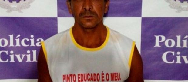 Homem acusado de estuprar e engravidar a própria filha usava camisa com frase pornográfica. Homem acusado de estuprar e engravidar a própria filha usava camisa com frase pornográfica.