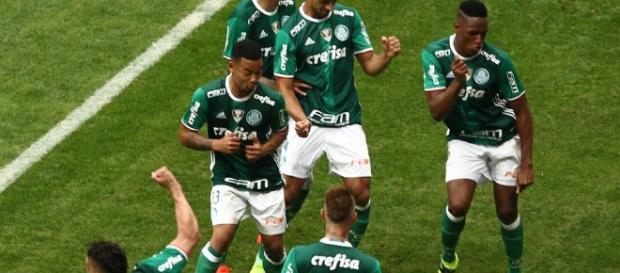 Jogadores comemoram gol no Allianz Jogadores comemoram gol no Allianz