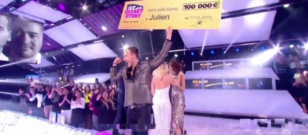Julien a remporté le chèque de 100 000 euros, réservé au vainqueur (Capture NT1) Julien a remporté le chèque de 100 000 euros, réservé au vainqueur (Capture NT1)
