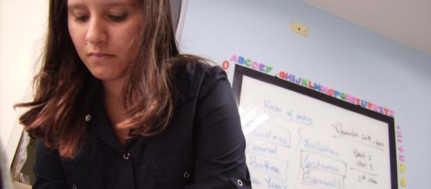 Professora Bárbara Hernandez em suas aulas de Inglês. Professora Bárbara Hernandez em suas aulas de Inglês.
