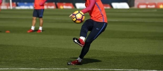 Rakitic en el último entrenamiento con el FC Barcelona, probando las nuevas botas de Adidas. (Foto: FC Barcelona) Rakitic en el último entrenamiento con el FC Barcelona, probando las nuevas botas de Adidas. (Foto: FC Barcelona)