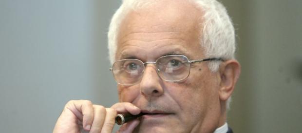 Vincenzo Visco critica il Governo Renzi sulla manovra di Bilancio e sulla riforma costituzionale (Foto: giornalettismo.com) Vincenzo Visco critica il Governo Renzi sulla manovra di Bilancio e sulla riforma costituzionale (Foto: giornalettismo.com)
