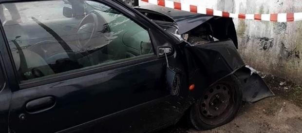 Vítima ficou encarcerada no interior do automóvel após choque contra um muro Vítima ficou encarcerada no interior do automóvel após choque contra um muro