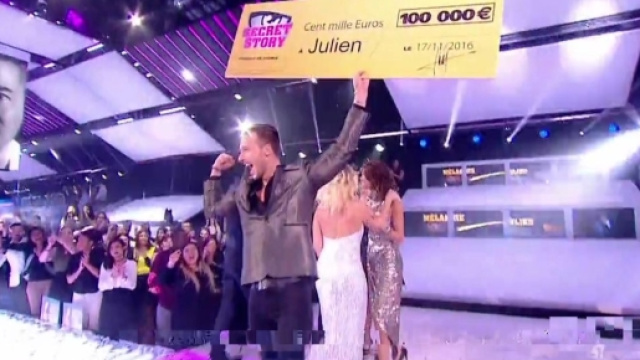 Julien a remporté le chèque de 100 000 euros, réservé au vainqueur (Capture NT1)