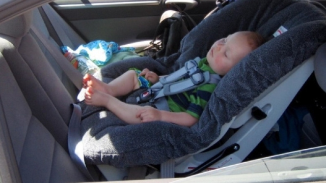 Lasciare un bambino solo in auto: ecco quando configura il reato di abbandono di minore