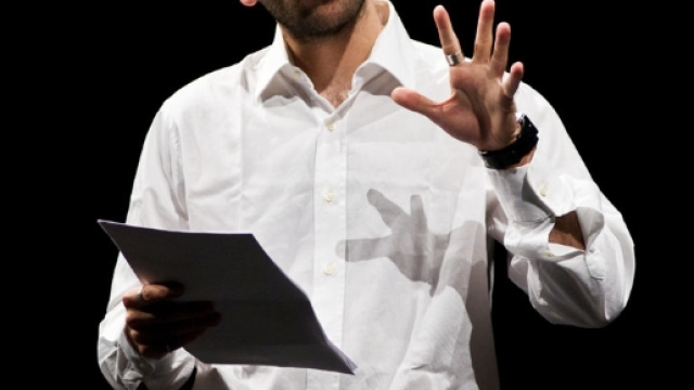 Roberto Saviano lancia il suo nuovo libro "La paranza dei bambini"