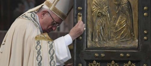 Papa Francesco chiude la Porta Santa