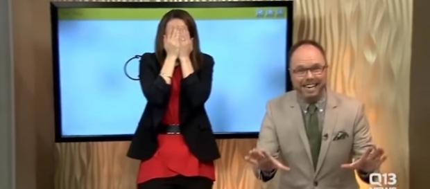 Apresentadora desenha pênis ao vivo em programa matutino nos EUA | Fonte: FOX/Reprodução Apresentadora desenha pênis ao vivo em programa matutino nos EUA | Fonte: FOX/Reprodução