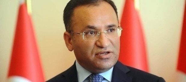 Bekir Bozdag, ministro da Justiça turco, apoia a nova lei polêmica Bekir Bozdag, ministro da Justiça turco, apoia a nova lei polêmica