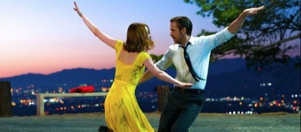 Emma Stone et Ryan Gosling, dansant dans La La Land Emma Stone et Ryan Gosling, dansant dans La La Land