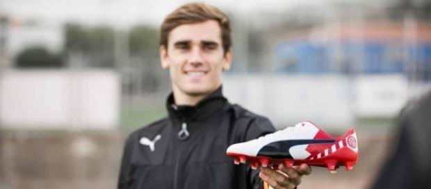 Griezmann con sus botas especialmente diseñadas para la ocasión Griezmann con sus botas especialmente diseñadas para la ocasión