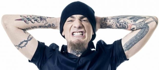 J Ax sfoga la sua rabbia contro i paparazzi J Ax sfoga la sua rabbia contro i paparazzi