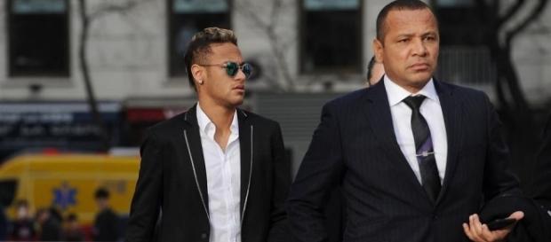 Neymar e seu pai têm sido alvo do fisco espanhol e brasileiro Neymar e seu pai têm sido alvo do fisco espanhol e brasileiro