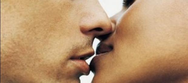 O beijo pode transmitir doenças graves O beijo pode transmitir doenças graves