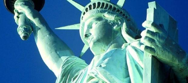 Statua della Libertà: Trump contro il monumento, ma è solo satira. Statua della Libertà: Trump contro il monumento, ma è solo satira.