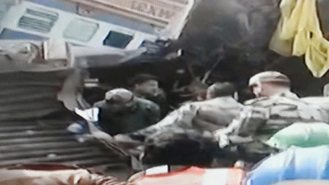 Le lamiere contorte di uno dei vagoni deragliati in India -Emidio-