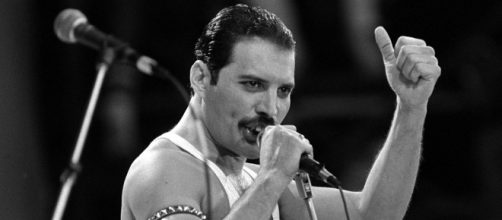 Nela foto l'indimenticabile Freddie Mercury