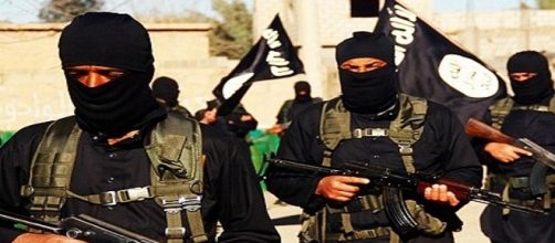 Una schiera di combattenti dell'Isis.