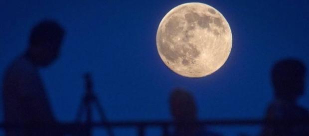A Lua vai aparecer maior e mais brilhante do que o costume. Um fenómeno que convida à observação, pois só se repete em 2034. A Lua vai aparecer maior e mais brilhante do que o costume. Um fenómeno que convida à observação, pois só se repete em 2034.