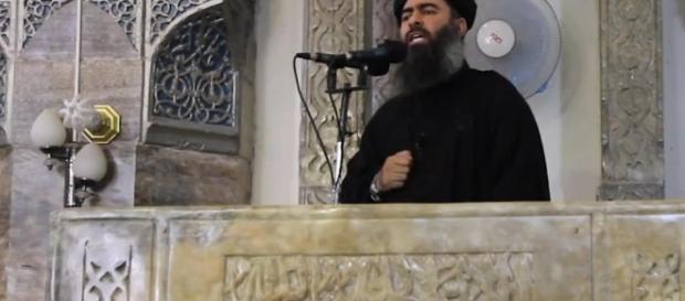 Dopo un lungo periodo di silenzio, il califfo Al Baghdadi torna sulla scena con un messaggio audio. Dopo un lungo periodo di silenzio, il califfo Al Baghdadi torna sulla scena con un messaggio audio.