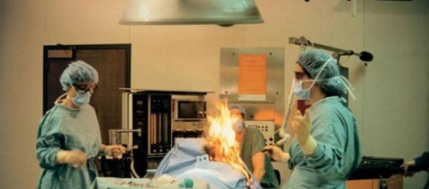 Mulher solta pum em cirurgia e tudo acaba mal Mulher solta pum em cirurgia e tudo acaba mal