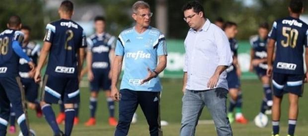 Oswaldo de Oliveira e Alexandre Mattos caminham na Academia de Futebol do Palmeiras (Foto: Cesar Greco/Ag Palmeiras/Divulgação) Oswaldo de Oliveira e Alexandre Mattos caminham na Academia de Futebol do Palmeiras (Foto: Cesar Greco/Ag Palmeiras/Divulgação)