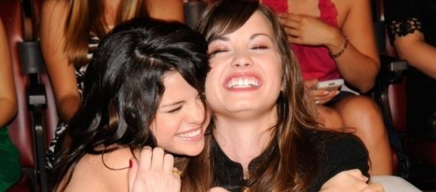 Selena Gomez e Demi Lovato se afastaram Selena Gomez e Demi Lovato se afastaram