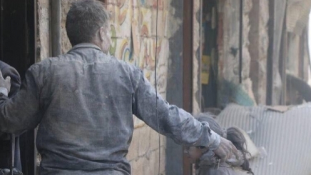 Aleppo, civili sopravvissuti ad un bombardamento