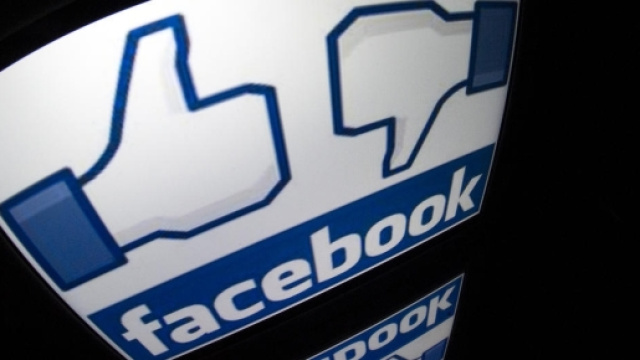 Amazon vs. Facebook si prepara una sfida all'ultimo acquisto tra Zuckerberg e Bezos