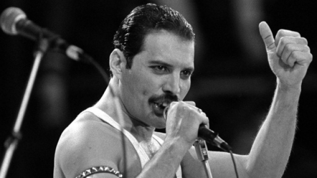 Nela foto l'indimenticabile Freddie Mercury