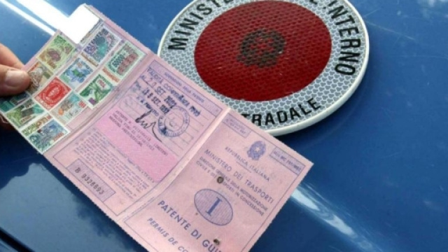 Patente di guida ritirata se si usa il telefono alla guida.