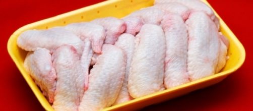 Carne di pollo cruda al supermercato: attenzione alle contaminazioni - ilfattoalimentare.it