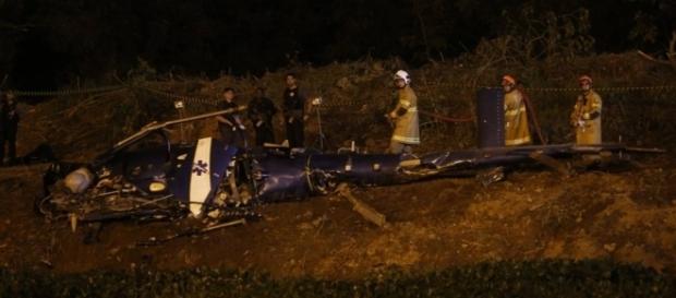 Bombeiros e policiais trabalham no local onde houve a queda de helicóptero da PM Bombeiros e policiais trabalham no local onde houve a queda de helicóptero da PM