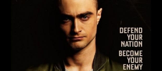 Daniel Radcliffe métamorphosé - Crâne rasé, il se mue en néo-nazi - star-mag.top Daniel Radcliffe métamorphosé - Crâne rasé, il se mue en néo-nazi - star-mag.top