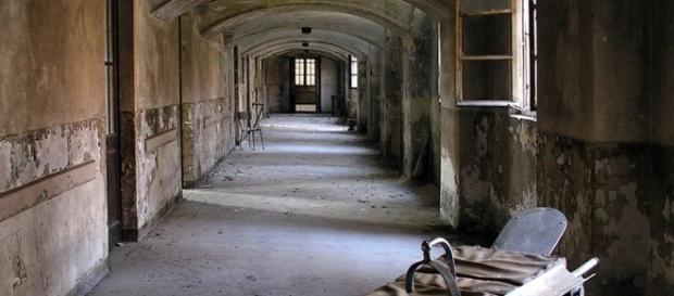Finalmente chiudono gli ex manicomi criminali spesso luoghi degradati dove gli internati erano maltrattati e a volte torturati. Finalmente chiudono gli ex manicomi criminali spesso luoghi degradati dove gli internati erano maltrattati e a volte torturati.
