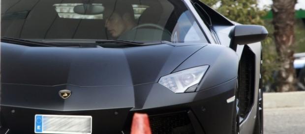 CR7 stać na drogie i szybkie zabawki. Dlaczego zatem jest smutny? CR7 stać na drogie i szybkie zabawki. Dlaczego zatem jest smutny?