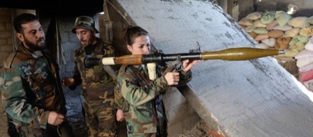 Militari siriani tra le rovine di Aleppo Militari siriani tra le rovine di Aleppo