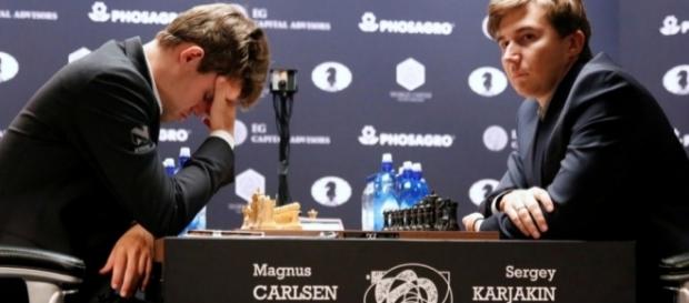 Mit seinem Sieg in Runde 8 verschafft sich Karjakin über Carlsen einen Vorteil Mit seinem Sieg in Runde 8 verschafft sich Karjakin über Carlsen einen Vorteil