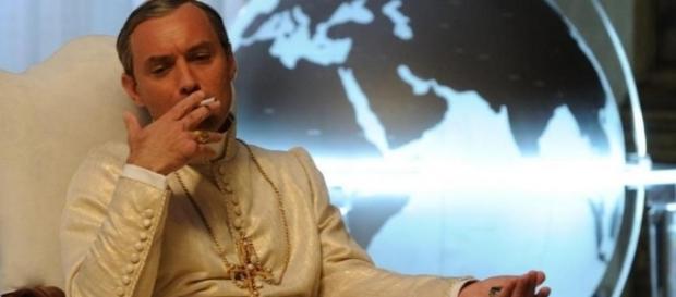 The Young Pope: Jude Law in una scena della serie The Young Pope: Jude Law in una scena della serie